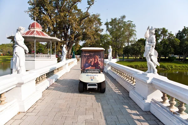 Familie is met behulp van een elektrische auto in de Thaise koninklijke summer palace — Stockfoto