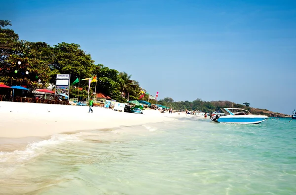 Belle plage de sable propre de bord de mer avec des restaurants vus — Photo