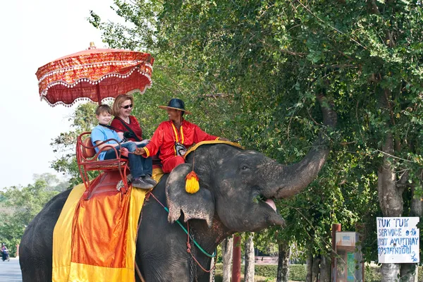 Turisti su un giro elefante in Ajutthaja — Foto Stock
