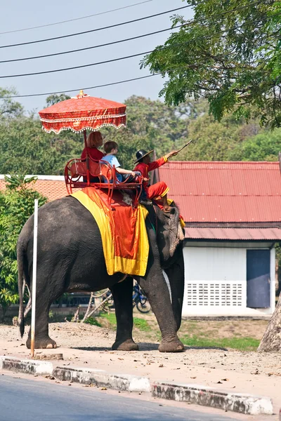 Turisti su un giro elefante in Ajutthaja — Foto Stock