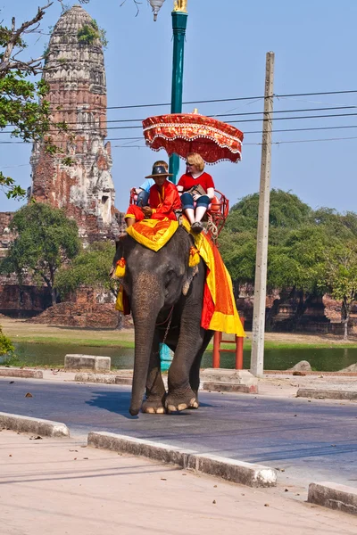 Touristen auf einer Elefantenfahrt in Ajutthaja — Stockfoto
