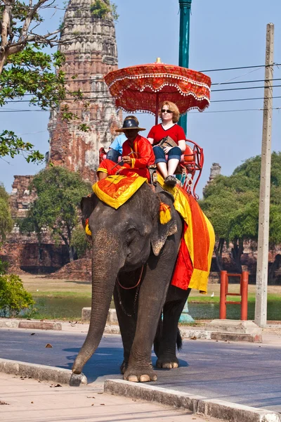 Touristen auf einer Elefantenfahrt in Ajutthaja — Stockfoto