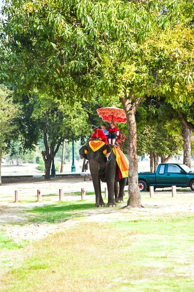 Tourists on an elefant ride in Ajutthaja — Stock Photo, Image