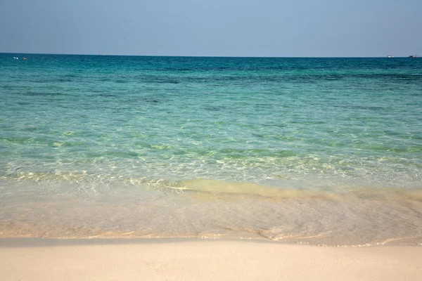Όμορφη παραλία με λευκή ψιλή άμμο και δέντρα και μπλε θάλασσα στην r — Φωτογραφία Αρχείου