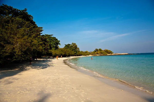 Hermosa playa con arena blanca fina y árboles y mar azul en r —  Fotos de Stock