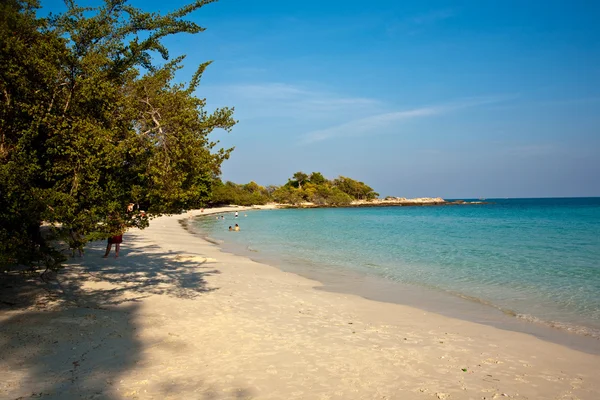 Güzel bir plaj ince beyaz kum ve ağaçlar ve r mavi denizlerde — Stok fotoğraf