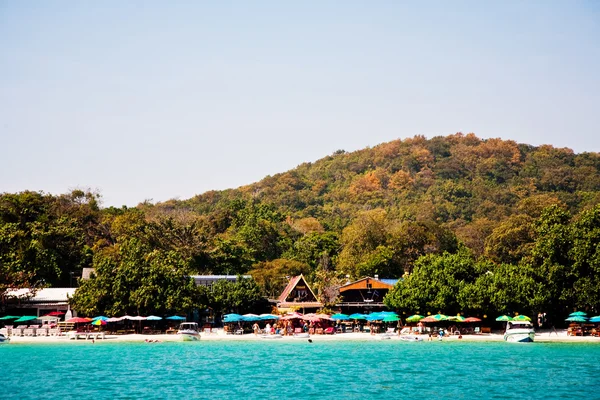 Krásné čisté písčité pláže od přímořské restaurace vidět — Stock fotografie