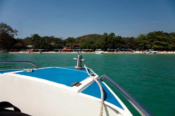 Strand met fijn wit zand en bomen en blauwe zee in r — Stockfoto