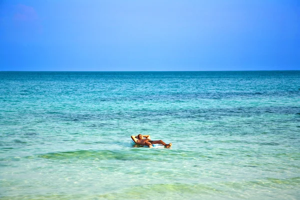 O homem desfruta do claro oceano quente — Fotografia de Stock