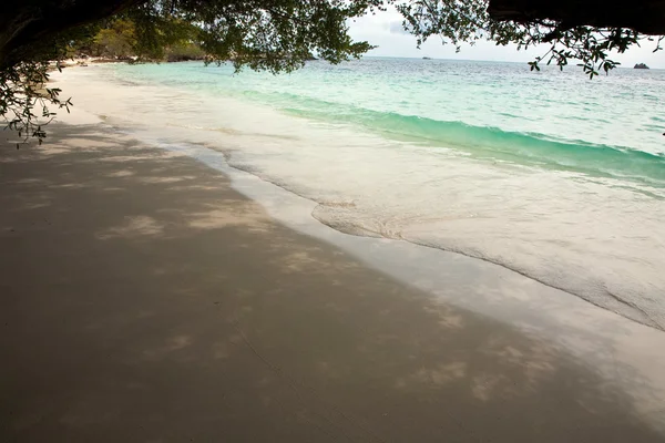 美丽的海滩与白色细沙和树木和蓝色的大海 — 图库照片
