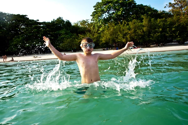 Giovane ragazzo con maschera sta godendo la bella acqua calda nel — Foto Stock