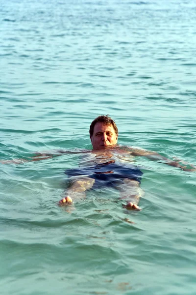 Mann genießt den klaren, warmen Ozean — Stockfoto