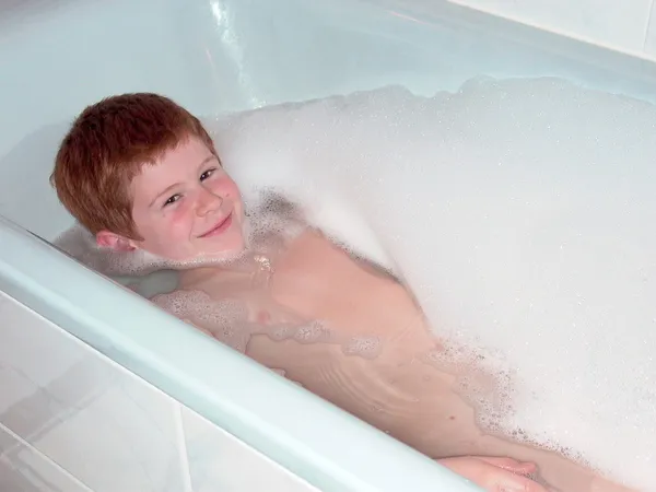 A fürdőkádas hab a fejét a fiú — Stock Fotó
