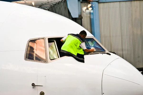 労働者は、航空機のコックピットの窓を清掃します。 — ストック写真