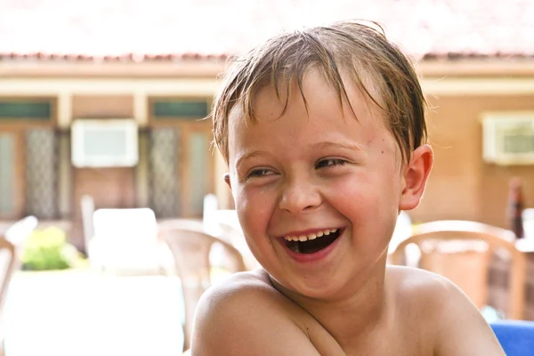 Çocuk laughts yoğun ve mutlu — Stok fotoğraf