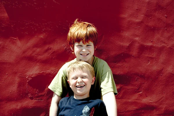 Dois irmãos estão sorrindo e desfrutando do sol — Fotografia de Stock