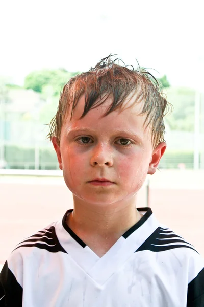 Chłopiec wyczerpany z gry w piłkę nożną — Zdjęcie stockowe