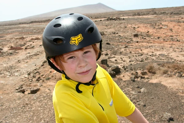 Jongen rijden zijn mountainbike offroad en het doen van trucs — Stockfoto