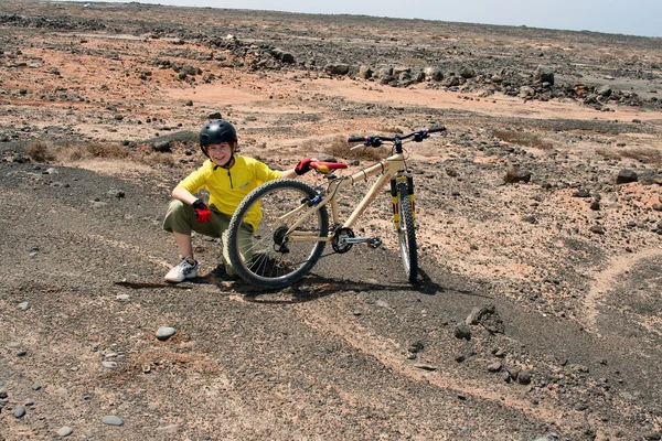 Pojke på en tur med sin mountainbike längs kusten lanz — Stockfoto