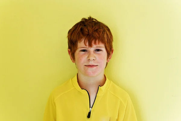 Retrato de menino olhando amigável — Fotografia de Stock
