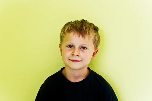 Retrato de menino olhando amigável — Fotografia de Stock