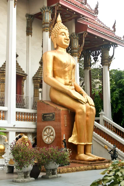 Buddha in einem Tempel in Bangkok sitzend — Stockfoto