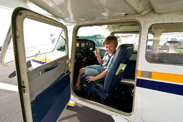 Хлопець-бунґ на пілотному сидінні в аеропорту — стокове фото