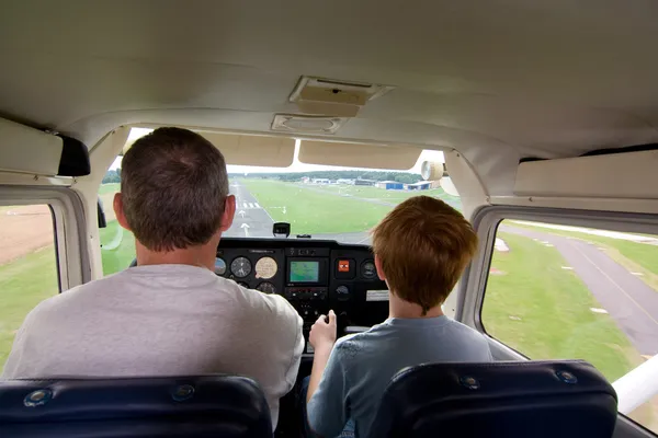 Хлопчик джунглів літає на літаку за допомогою тренера — стокове фото