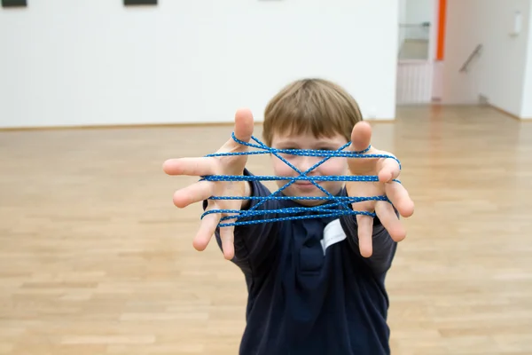 Boy está jugando un "juego de manos" con una banda en un museo para la moderna A —  Fotos de Stock
