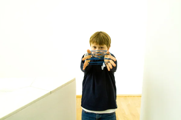 Boy está jogando um "handgame" com uma banda em um museu para a moderna A — Fotografia de Stock