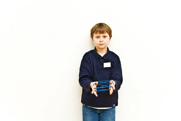 Boy está jogando um "handgame" com uma banda em um museu para a moderna A — Fotografia de Stock