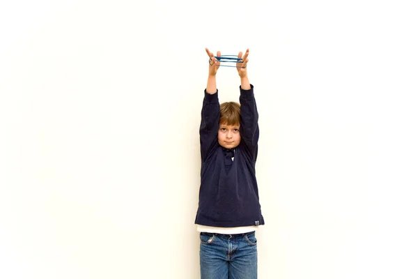 Junge spielt "Handspiel" mit Band in Museum für moderne Kunst — Stockfoto
