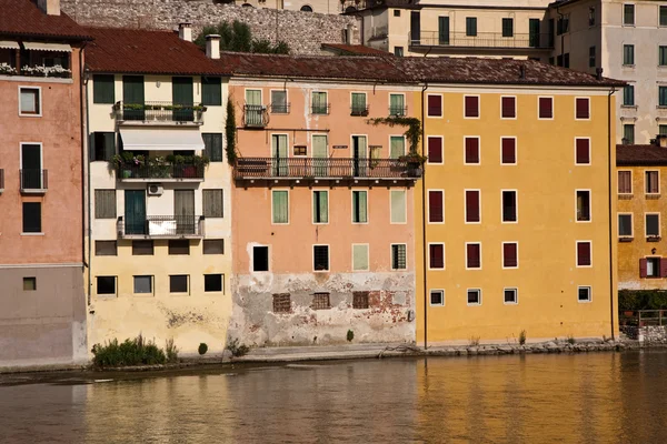 Vy över den romantiska byn basano del grappa över floden br — Stockfoto