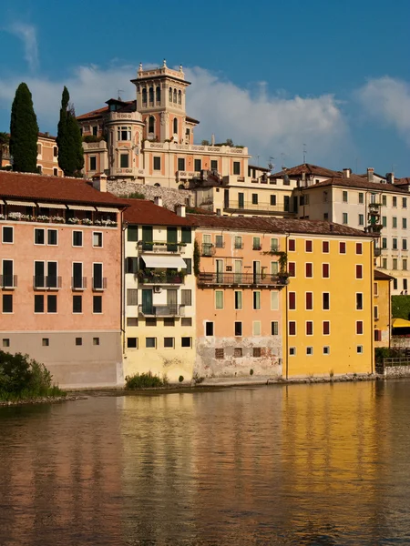Weergave van de romantische dorp basano del grappa over de rivier br — Stockfoto