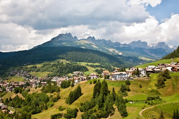 Dorp, weiden en bergen in de Alpen — Stockfoto