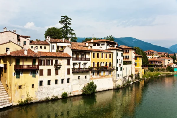 Vista sul fiume Brenta nell'antico borgo di Basano del Grappa in Italia — Foto Stock