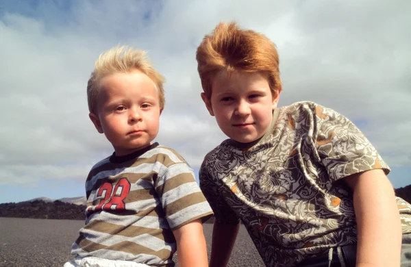 Outdoor portrait of two young brothers in windy weather — Stock Photo, Image