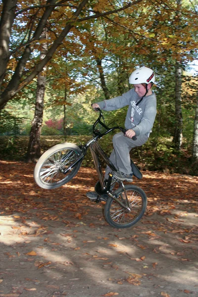 Menino treina um wheely no seu bmx — Fotografia de Stock