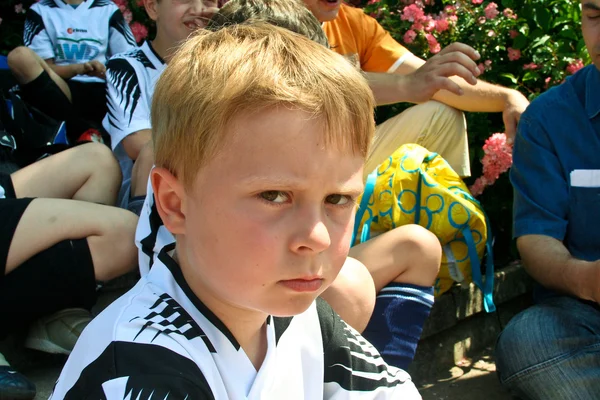 Jongen is op zoek boos en teleurgesteld van voetbal spelen — Stockfoto