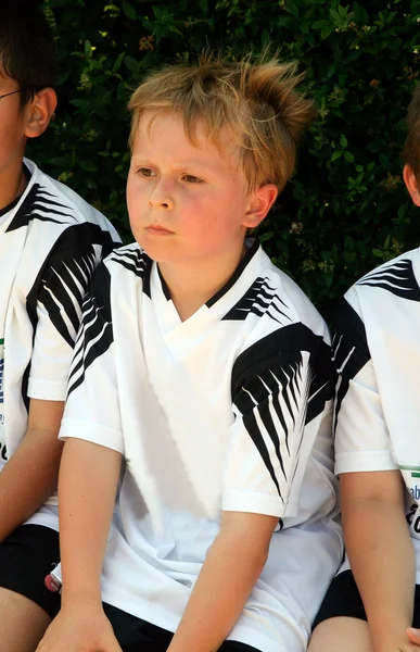 Junge sieht wütend und traurig aus, weil sie Fußball spielen — Stockfoto