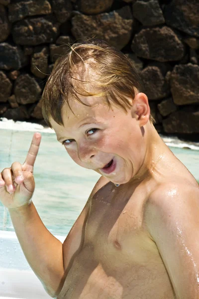 Dítě v bazénu se dívá, drzé, ale šťastný — Stock fotografie