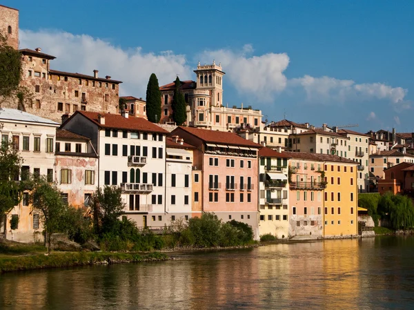 Weergave van de romantische dorp basano del grappa over de rivier br — Stockfoto