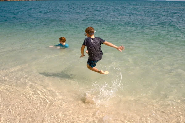 Brüder spielen zusammen im schönen Ozean — Stockfoto