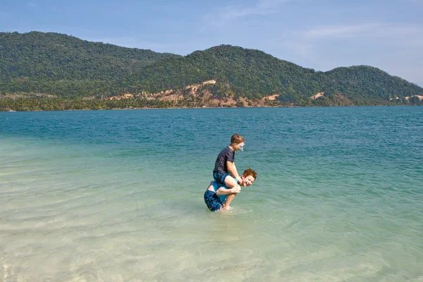 兄弟美しい海で結晶の cl で一緒に遊んでいます。 — ストック写真