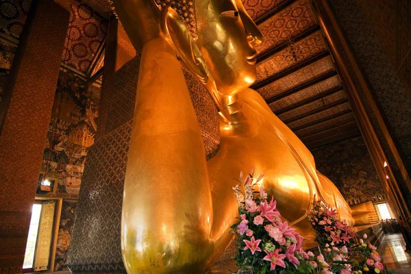Berömda liggande buddha i templet wat pho i bangkok — Stockfoto