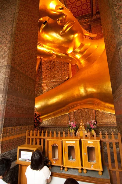 Beroemde liggende Boeddha in de tempel wat pho in bangkok — Stockfoto