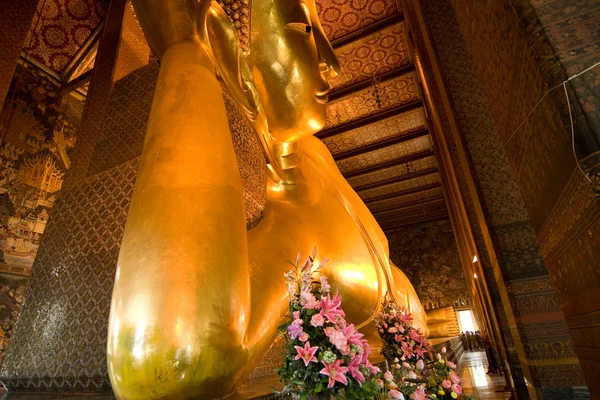 Beroemde liggende Boeddha in de tempel wat pho in bangkok — Stockfoto