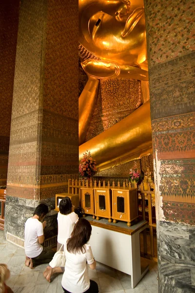 Famoso buda mentirosa en el templo Wat Pho en Bangkok — Foto de Stock