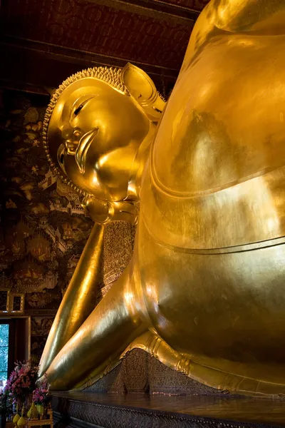 Famous lying buddha in temple Wat Pho in Bangkok — Stock Photo, Image