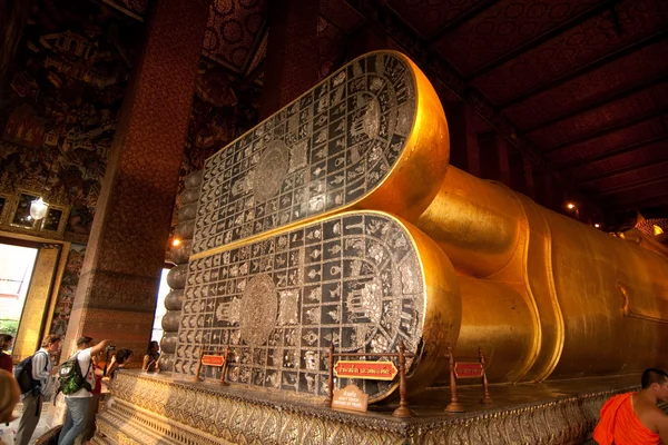 Berühmter liegender Buddha im Tempel wat pho in bangkok — Stockfoto